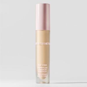 KYLIE Cosmetics 
Power Plush Longwear Concealer - 1.5W